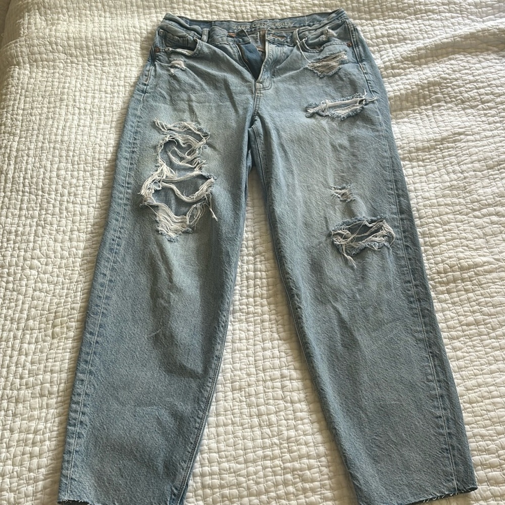 SUPER CUTE DISTRESSED AMERICAN EAGLE JEANS